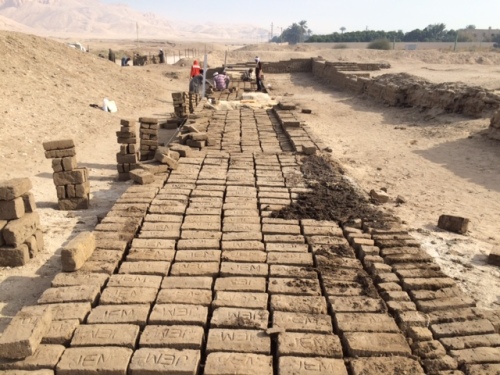 Mud-brick perimeter wall in the Palace, under construction. Current view, but probably not too different from the view 3400 years ago!